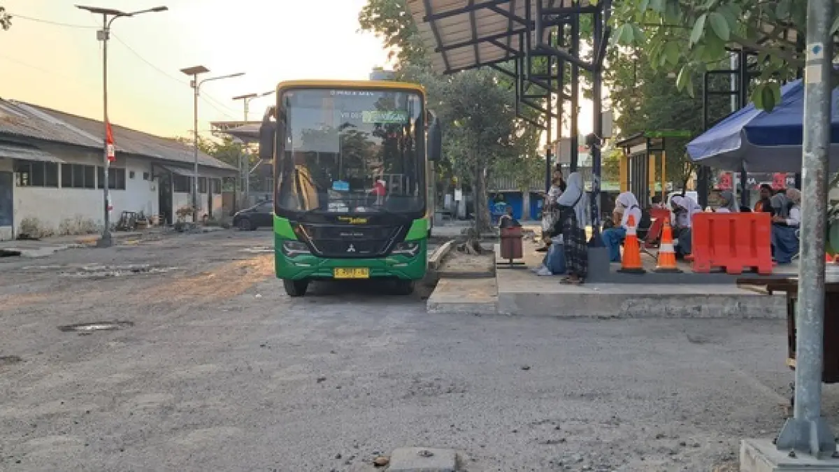 DIUSULKAN ADA ANGKUTAN PENYAMBUNG: Bus Trans Jatim yang beroperasi di Lamongan.&nbsp;(Gamal A/Radar Lamongan) 