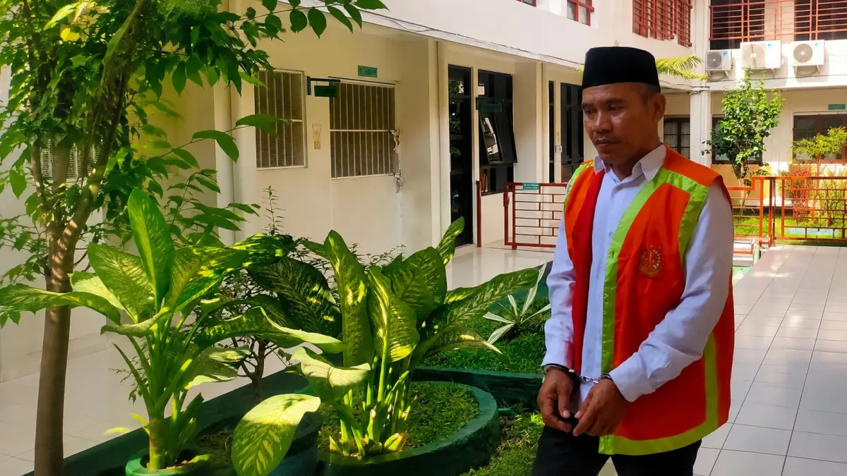 Terdakwa pencurian peralatan kapal, Abdul Muhaimin menjalani sidang putusan sela di PN Lamongan. (AHMAD ASIP/RADAR LAMONGAN)
