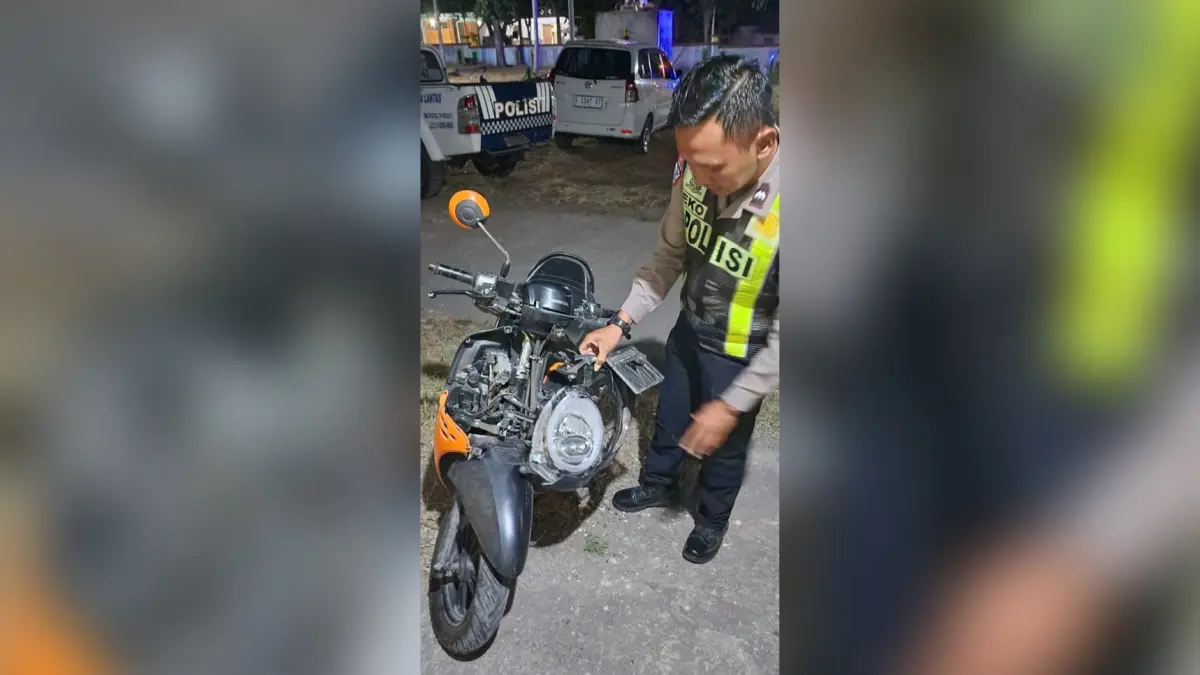BARANG BUKTI: Motor yang terlibat kecelakaan di di jalan raya Lamongan — Mojokerto, masuk wilayah Desa/Kecamatan Mantup. (Istimewa/Radar Lamongan) 