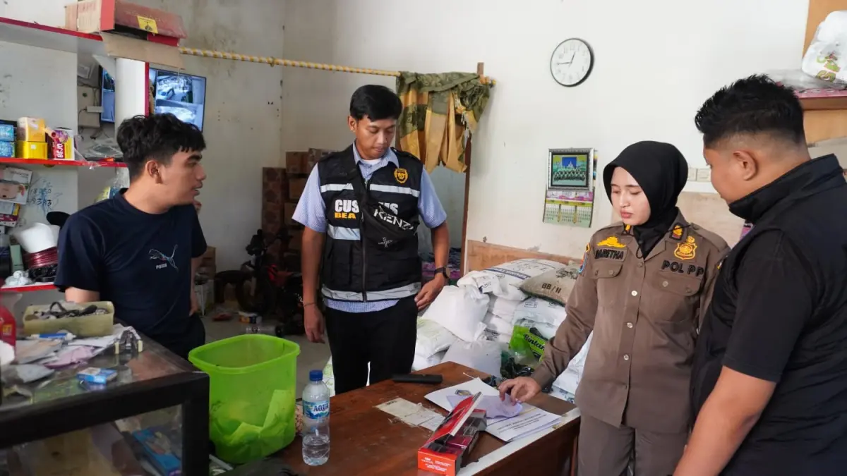 BARANG BUKTI: Rokok ilegal yang diamankan dari operasi gabungan.&nbsp;(Humas Kominfo/Radar Lamongan) 