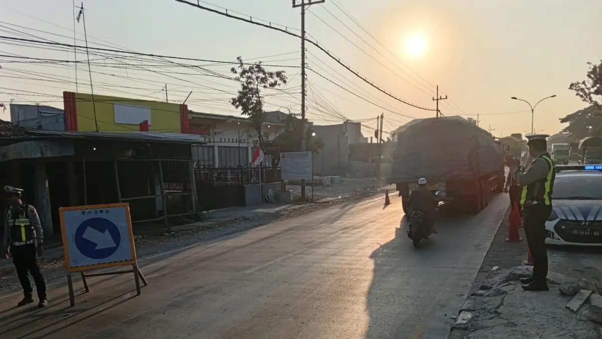 LANCAR: Jalan di wilayah Pucuk tak mengalami kepadatan kendaraan. (Istimewa/Radar Lamongan) 