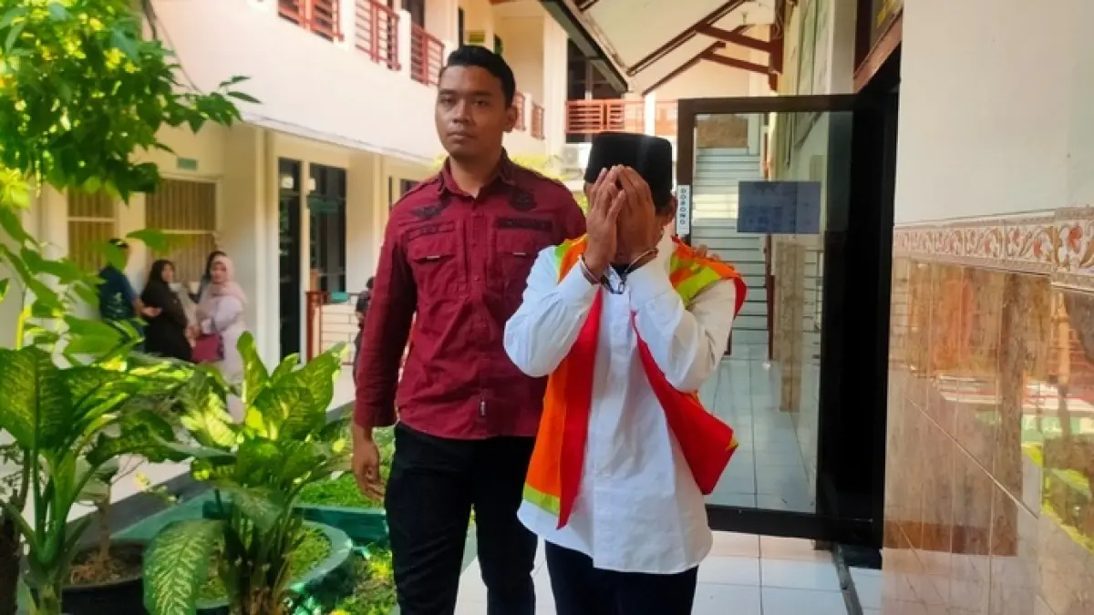 LEBIH RINGAN DARI TUNTUTAN: Syaiful Hanif Hardiyanto di Pengadilan Negeri Lamongan. Dia divonis tiga tahun karena menguasai sabu — sabu.&nbsp;(Ahmad Asip/Radar Lamongan) 