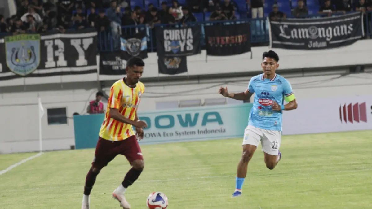 BATAL UJI COBA: Pemain Persela saat menghadapi PSPS di Stadion Surajaya. Rencana Persela kembali beruji coba melawan tuan rumah Gresik United nanti sore, dibatalkan.&nbsp;(Asip Alafi/Radar Lamongan) 
