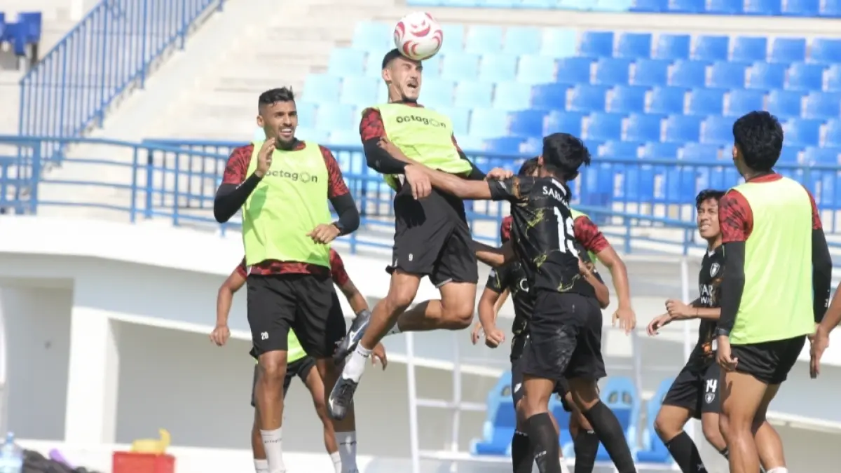 Uji coba lawan Gresik United batal digelar. Praktis selama persiapan, Persela hanya menggelar satu kali uji coba lawan PSPS Pekanbaru. (AHMAD ASIP/RADAR LAMONGAN)
