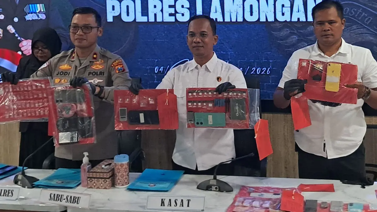 BARANG BUKTI: Wakapolres Lamongan, Kompol Jodi Indrawan, menunjukkan sebagian barang bukti hasil Operasi Tumpas Narkoba 2026.&nbsp;(Gamal A/Radar Lamongan) 