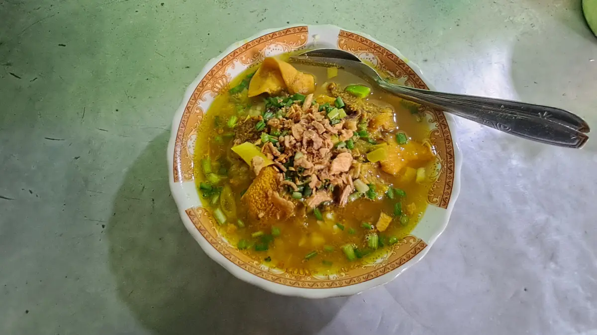Menu khas di warung milik Atik di Jalan Andansari, Kelurahan Sukomulyo Lamongan (Gamal A/Radar Lamongan) 