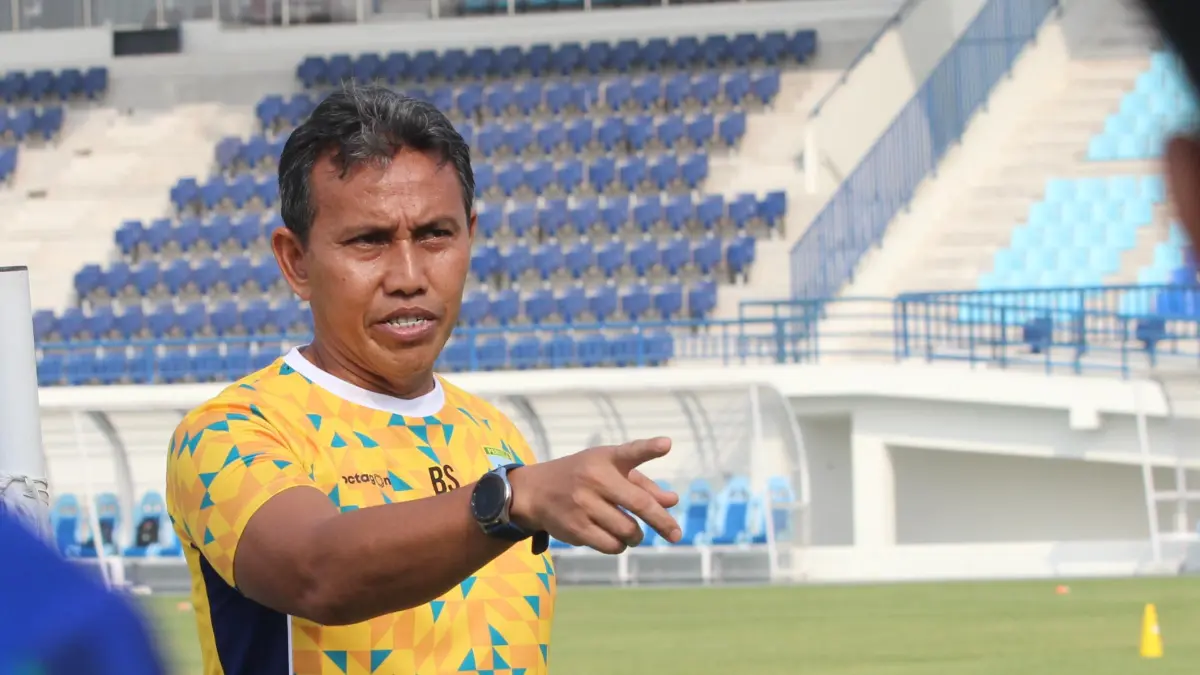 PELIHARA BURUNG: Pelatih Persela Bima Sakti saat memimpin latihan.&nbsp;
(AHMAD ASIP/RDR.LMG)