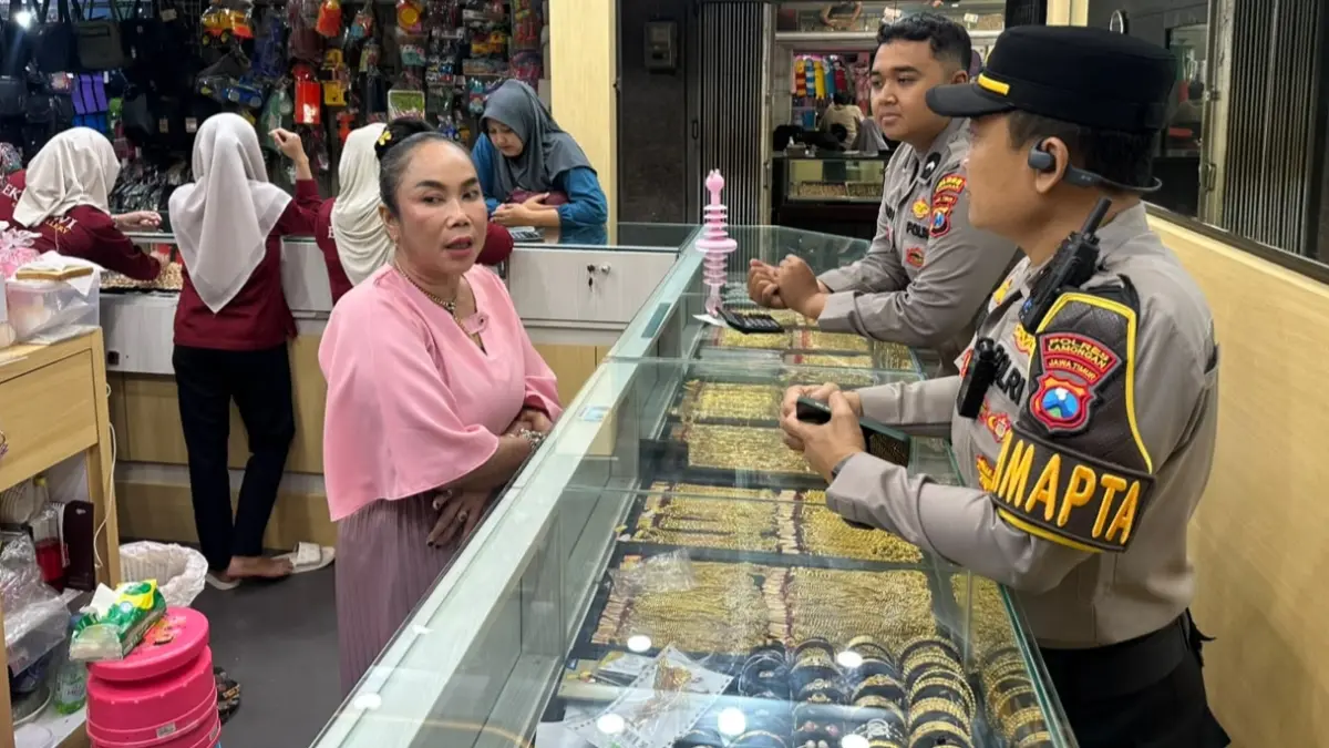 Petugas Polres Lamongan memberikan imbauan kepada pedagang toko emas di Pasar Baru Lamongan, untuk mewaspadai potensi kejahatan. (GAMAL AYATULLAH/RADAR LAMONGAN)