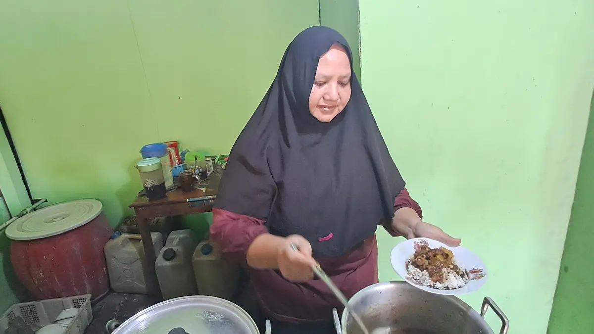 RESEP WARISAN: Atik di warungnya yang menjual rawon dan soto daging.&nbsp;(Gamal A/Radar Lamongan) 