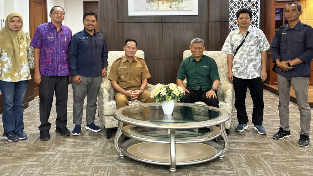 Bupati Yes menyambut hangat kunjungan audiensi dari Manajemen Jawa Pos Radar Bojonegoro. (RIKA RATMAWATI/RADAR LAMONGAN)