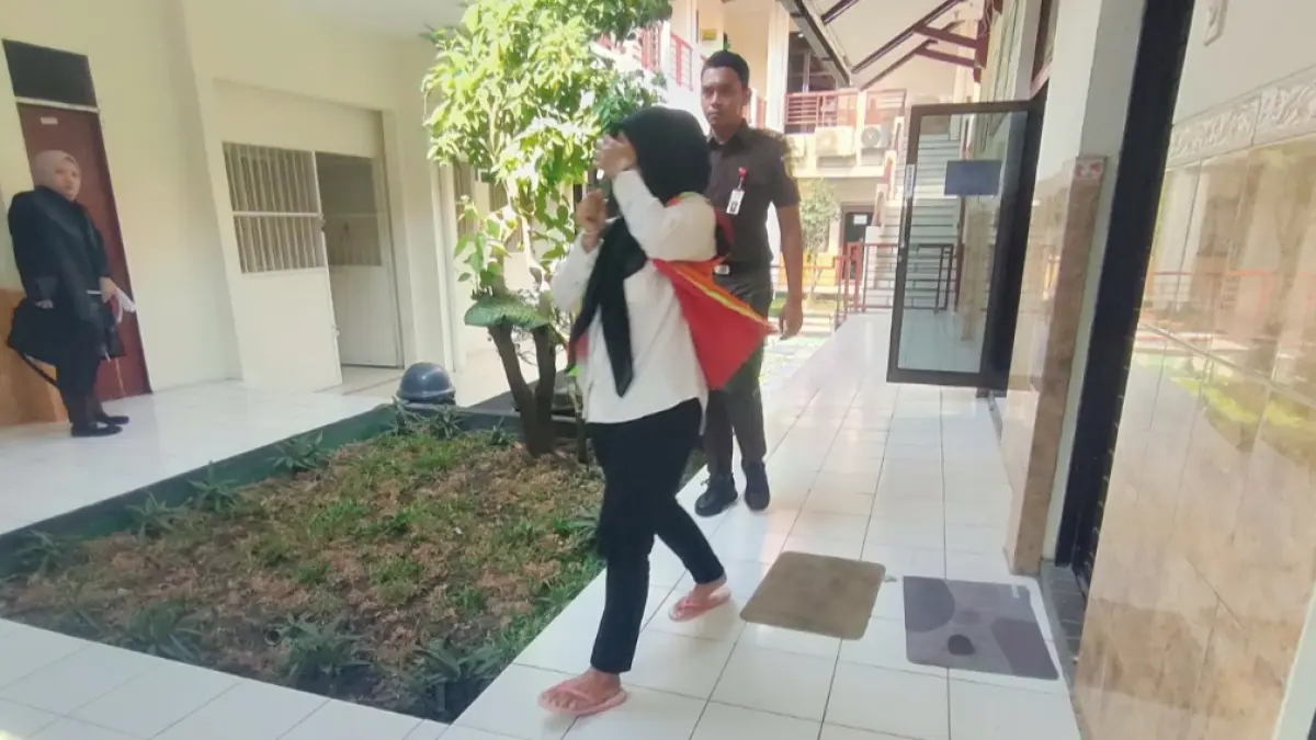 Echa Sylviadian Santoso, terdakwa yang mangkir membayar produk kosmetik KF Beauty hingga ratusan juta menjalani sidang di PN Lamongan. (AHMAD ASIP/RADAR LAMONGAN)