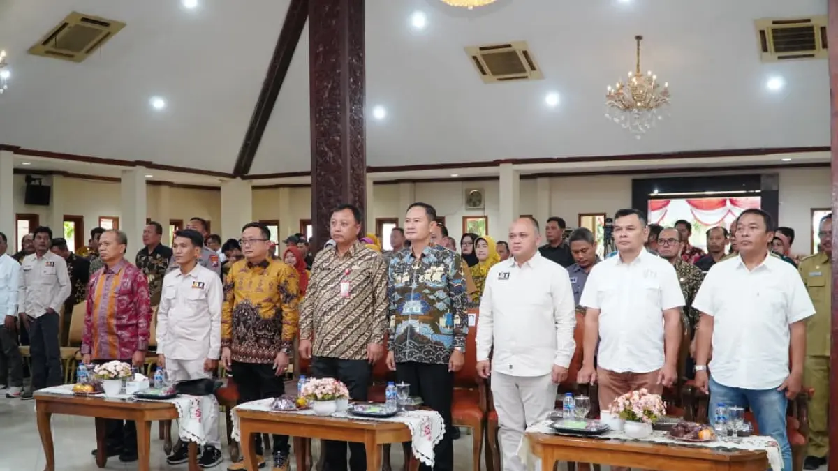 HADIRI HUT IJTI: Bupati Lamongan, Yuhronur Efendi, bersama pengurus IJTI di Pendapa Lokatantra.&nbsp;&nbsp;(Istimewa/Radar Lamongan) 