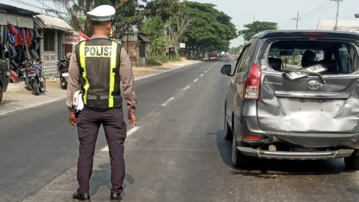 Petugas Satlantas Polres Lamongan mengatur arus lalin di titik laka beruntun jalan nasional. (ISTIMEWA/RADAR LAMONGAN)