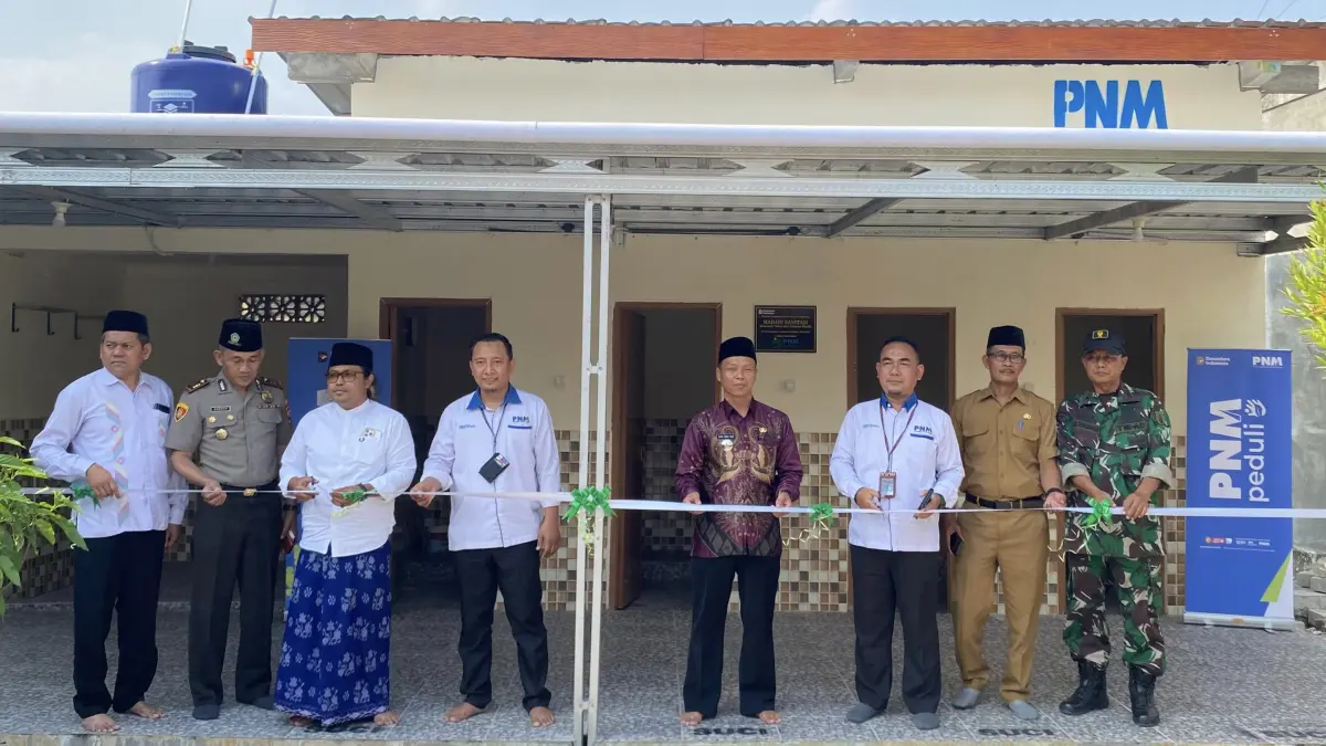 Pihak PT PNM Lamongan menyalurkan bantuan Program Madani Sanitasi di Ponpes Ya Almu. (MERY ISNAWATI/RADAR LAMONGAN)