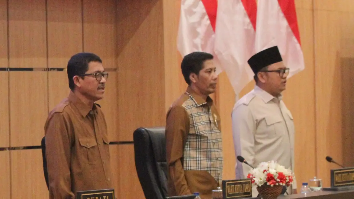 RAPAT PARIPURNA: Tiga wakil ketua DPRD Lamongan menghadiri rapat paripurna di gedung DPRD Lamongan kemarin.&nbsp;(Ahmad Asip/Radar Lamongan) 