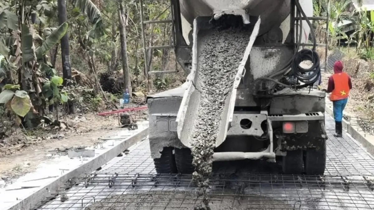 Selama pengerjaan pengecoran ruas jalan Dradah–Kedungpring, arus lalin sementara dialihkan. (GAMAL AYATULLAH/RADAR LAMONGAN)