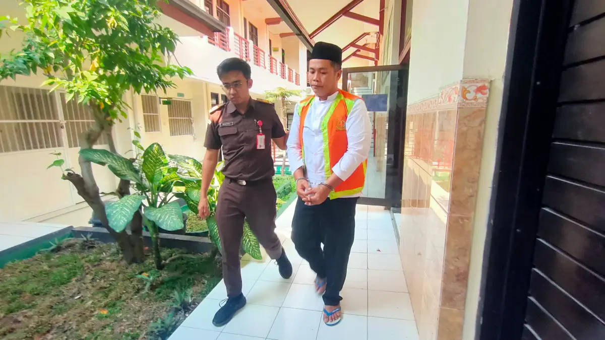 DIVONIS DUA TAHUN DELAPAN BULAN: Ricko Marciano di Pengadilan Negeri Lamongan karena kasus pencurian mesin diesel. (Dok/Radar Lamongan) 