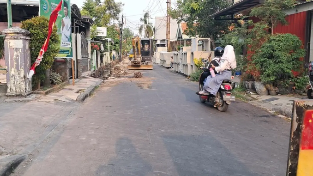 ANTISIPASI BANJIR: Alat berat dikerahkan untuk pengerukan dan pemasangan box culvert di Jalan Andanwangi Lamongan. (Gamal A/Radar Lamongan) 