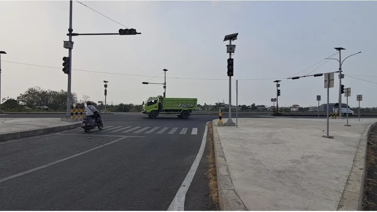 Padamnya traffic light di perempatan Desa Balun persimpangan JLU berpotensi menyebabkan rawan kecelakaan lalu lintas. (GAMAL AYATULLAH/RADAR LAMONGAN)