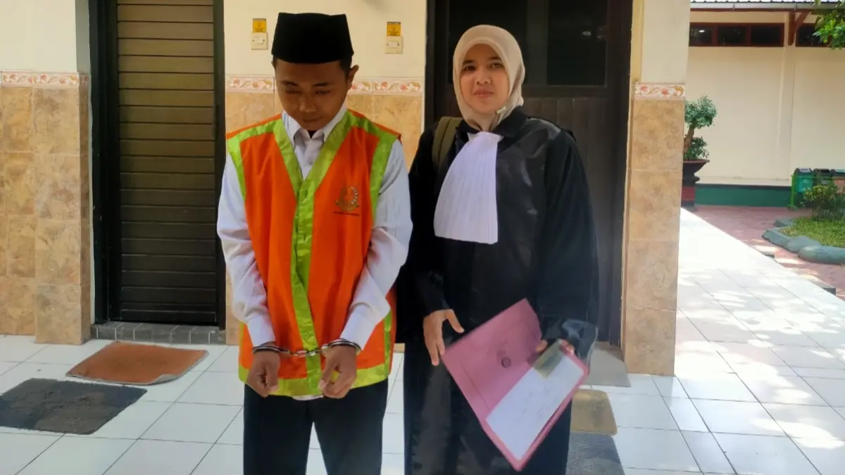 Tiga terdakwa penyalahgunaan narkotika yang saling berkaitan menjalani sidang di PN Lamongan. (AHMAD ASIP/RADAR LAMONGAN)