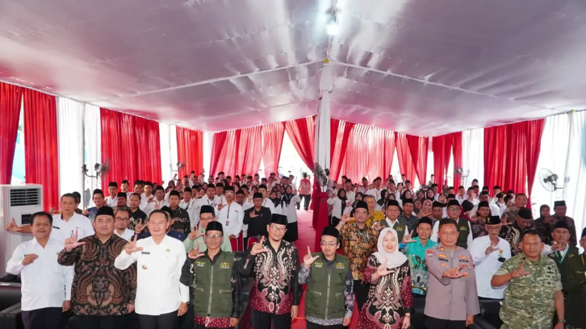 KEBERSAMAAN: Foto bersama Ketua Yayasan Sabilillah Lamongan H. Ongki Wijaya Ismail Putra, S.T., Bupati Lamongan Dr. H. Yuhronur Efendi, M.B.A., M.Ek., jajaran kepala OPD, tamu undangan, mahasiswa, dan dosen. 