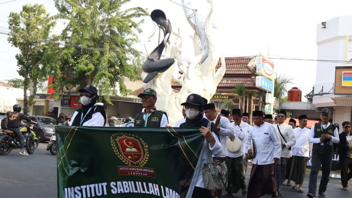 LONG MARCH: Mahasiswa dan dosen berjalan bersama menuju Alun-Alun Lamongan