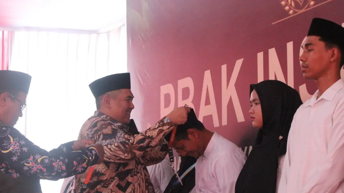 MANTAP: Ketua Yayasan Sabilillah Lamongan H. Ongki Wijaya Ismail Putra, ST, menyematkan tanda peserta PBAK INSA Lamongan.