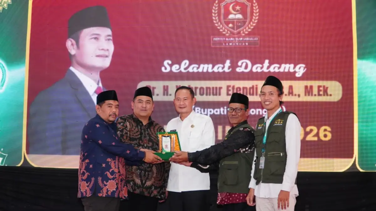 MANTAP: Ketua Yayasan Sabilillah Lamongan, H. Ongki Wijaya Ismail Putra, ST, menyerahkan cenderamata kepada Bupati Lamongan, Dr. H. Yuhronur Efendi, MBA, M.Ek didampingi rektor.