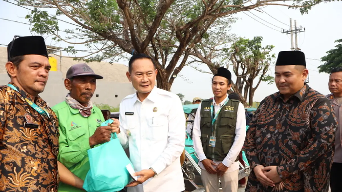 TEBAR MANFAAT: Pemberian bantuan simbolis kepada 161 abang becak penerima sembako