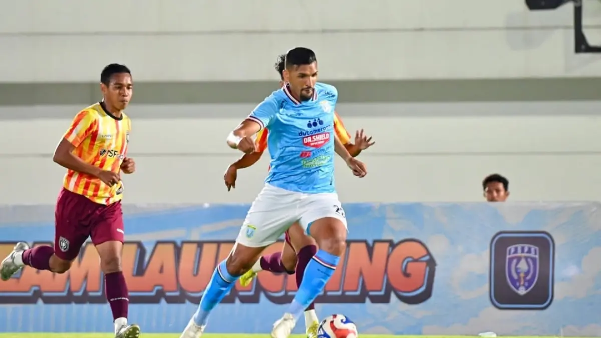 SIAP TAMPIL DI HADAPAN PENDUKUNG: Bek tengah Daniel Goncalves diharapkan bisa menjadi tembok kukuh Persela saat menjamu Persis Solo di Stadion Surajaya besok sore.&nbsp;(Instagram @Daniel Goncalves)