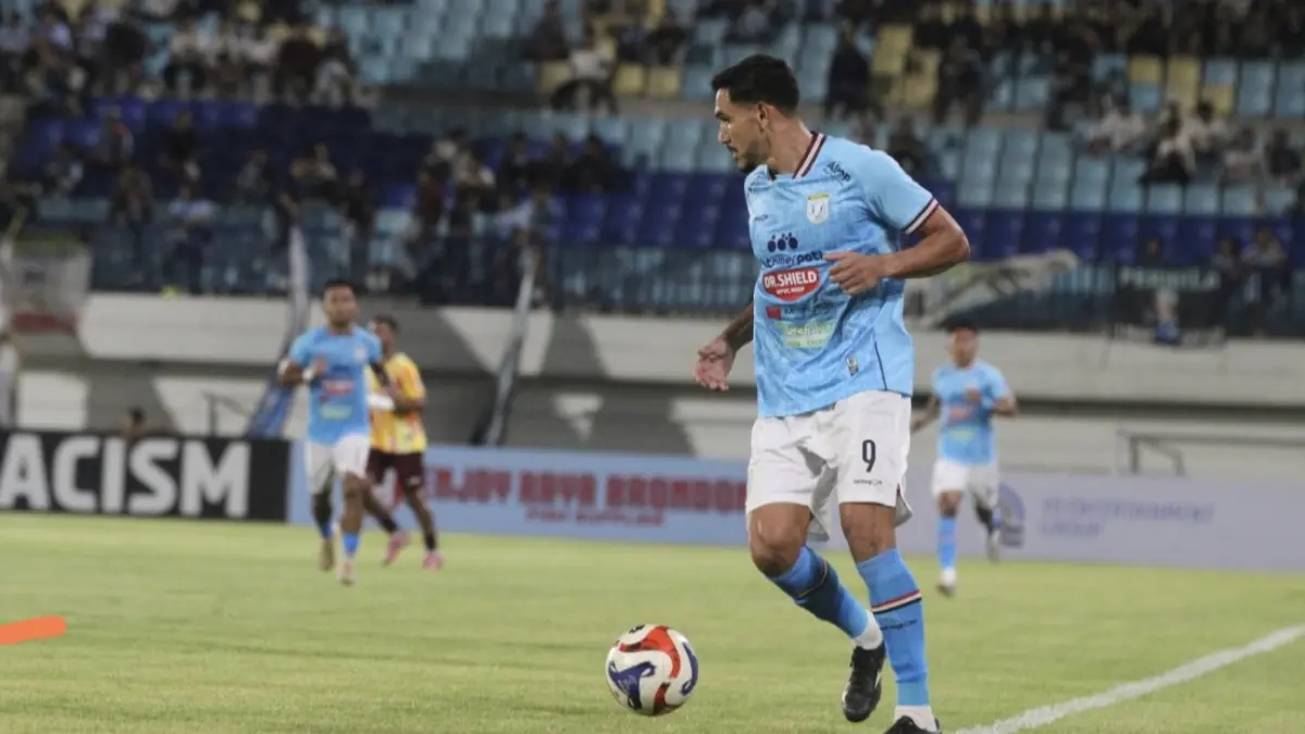 Laga perdana menjamu Persis Solo menjadi ajang pembuktian bagi striker asing Persela, Juninho Cabral. (AHMAD ASIP/RADAR LAMONGAN)