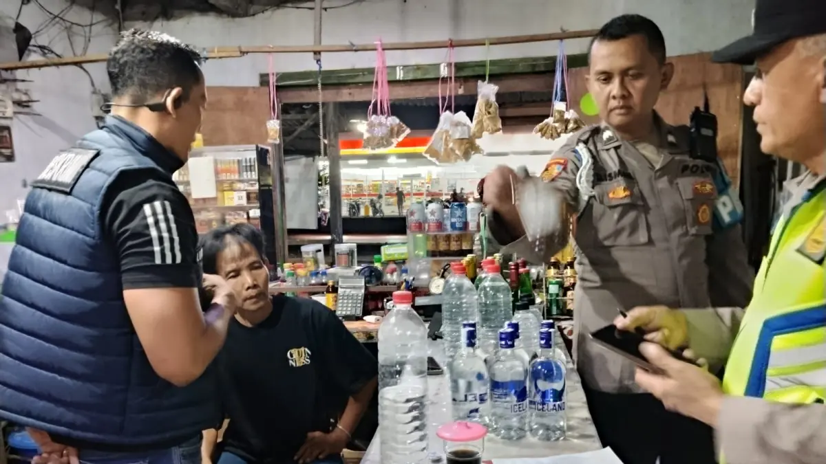 BARANG BUKTI: Minuman keras yang ditemukan petugas di sebuah warung di Desa Pandanpancur, Kecamatan Deket.&nbsp;(Istimewa/Radar Lamongan)