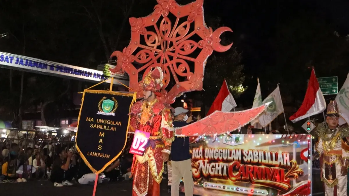 Barisan kontingen MAS Lamongan dibuka dengan pemimpin barisan yang membawa panji Merah Putih dan bendera madrasah. (AHMAD ASIP/RADAR LAMONGAN)