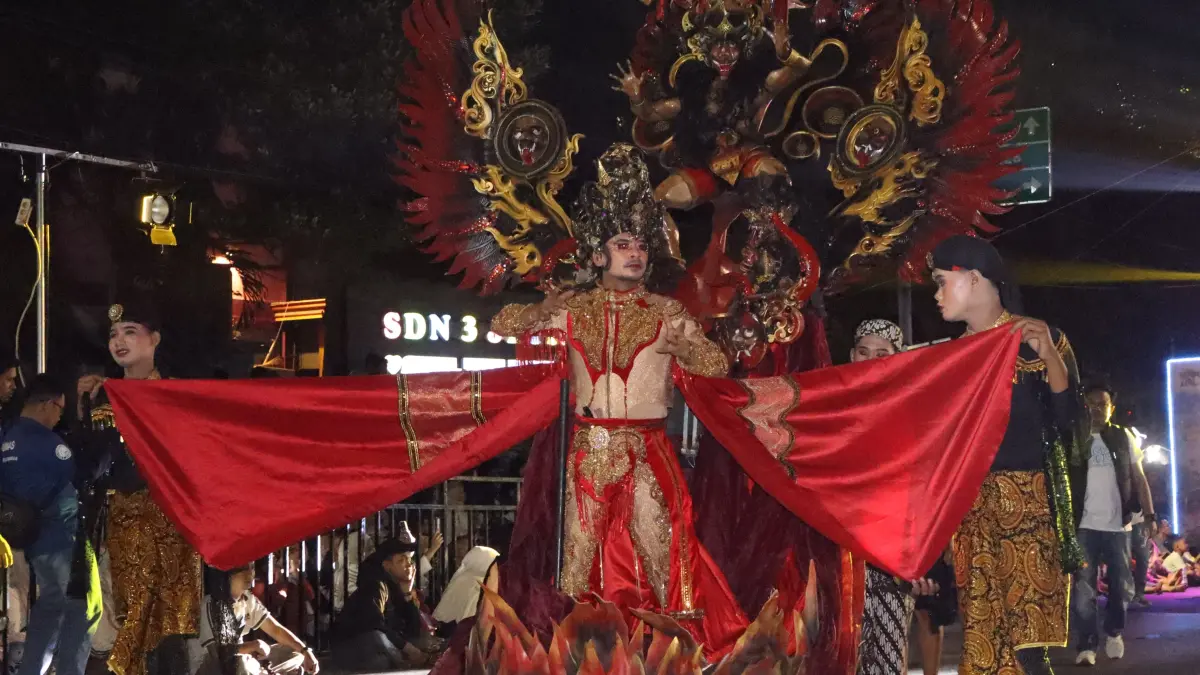 Barisan SMKN 2 Lamongan tampil memukau di Lamongan Night Carnival 2026. (AHMAD ASIP/RADAR LAMONGAN)