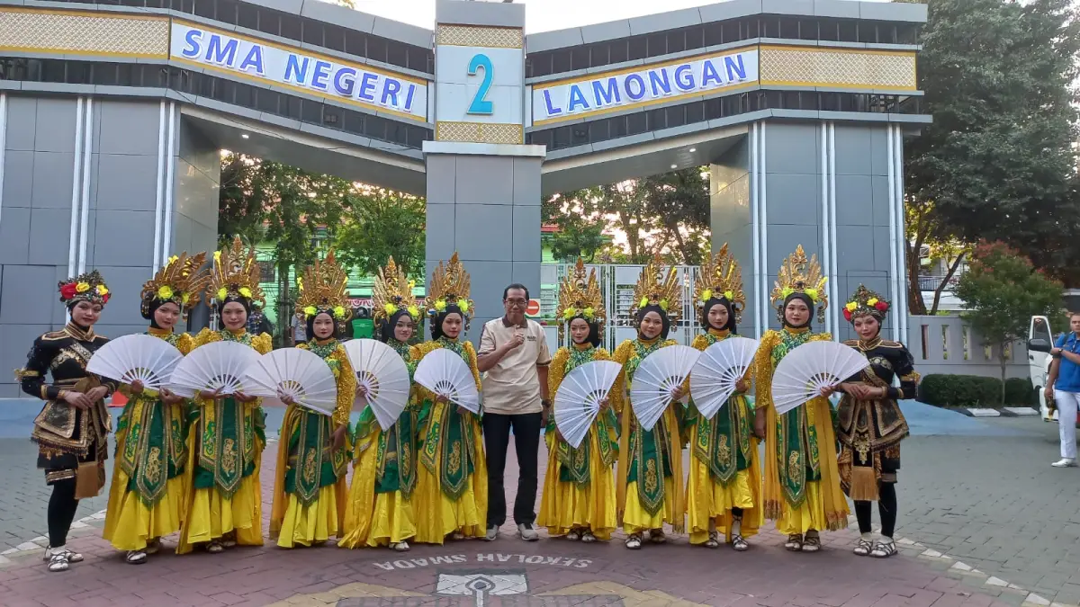 Kepala SMAN 2 Lamongan, Dr. Sofyan Hadi foto bersama siswa SMADA Lamongan yang tampil dalam Lamongan Night Carnival 2026. (AHMAD ASIP/RADAR LAMONGAN)