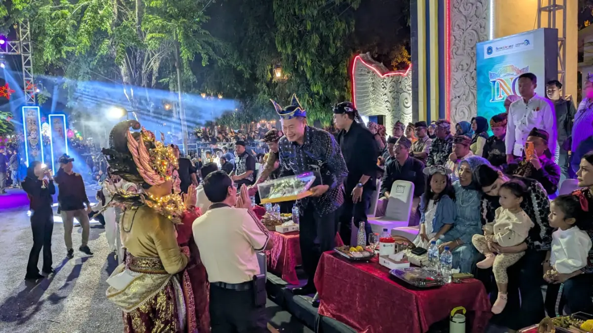 Kepala SMAN 2 Lamongan, Dr. Sofyan Hadi memberikan cendera mata kepada Bupati Lamongan berupa buku karya kepala sekolah dan guru SMA Negeri 2 Lamongan. (AHMAD ASIP/RADAR LAMONGAN)