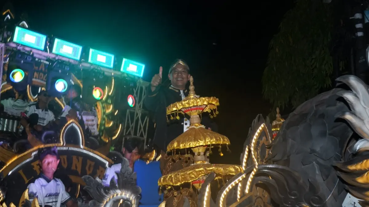 Kepala SMKN 2 Lamongan, Rony Zuzun Nasution, S.Kom., M.Kom turut meramaikan Lamongan Night Carnival 2026. (AHMAD ASIP/RADAR LAMONGAN)