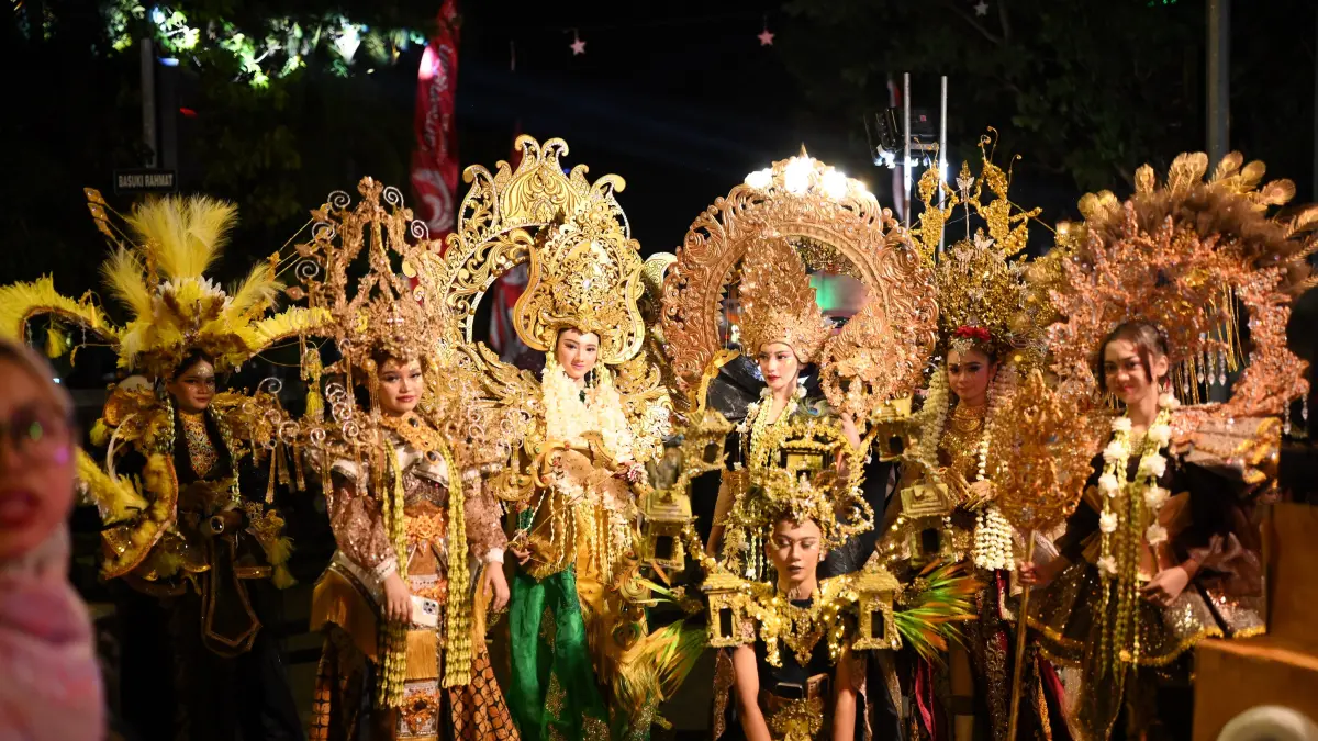 Penampilan carnival SMKN 1 Lamongan dalam Lamongan Night Carnival 2026. (AHMAD ASIP/RADAR LAMONGAN)
