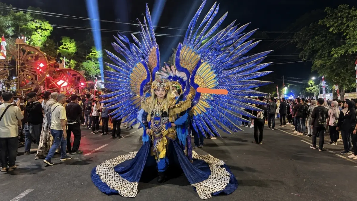 Penampilan kostum carnival siswa SMADA Lamongan mampu memukau penonton yang hadir.  (AHMAD ASIP/RADAR LAMONGAN)