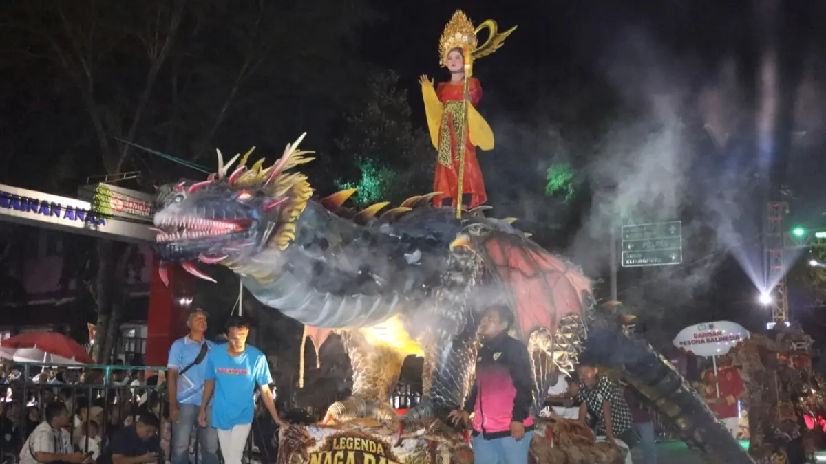 Penampilan replika naga yang ditampilkan barisan MAS Lamongan. (AHMAD ASIP/RADAR LAMONGAN)