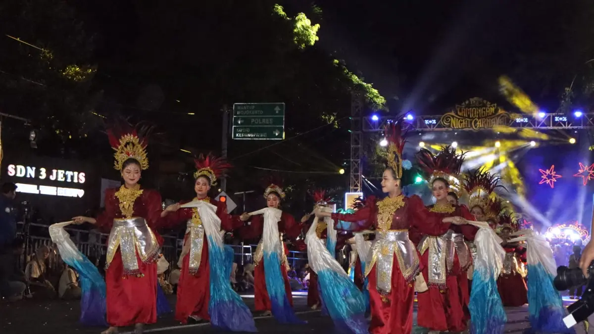 Siswi SMAGA Lamongan menari menghibur masyarakat yang menyaksikan LNC 2026. (AHMAD ASIP/RADAR LAMONGAN)