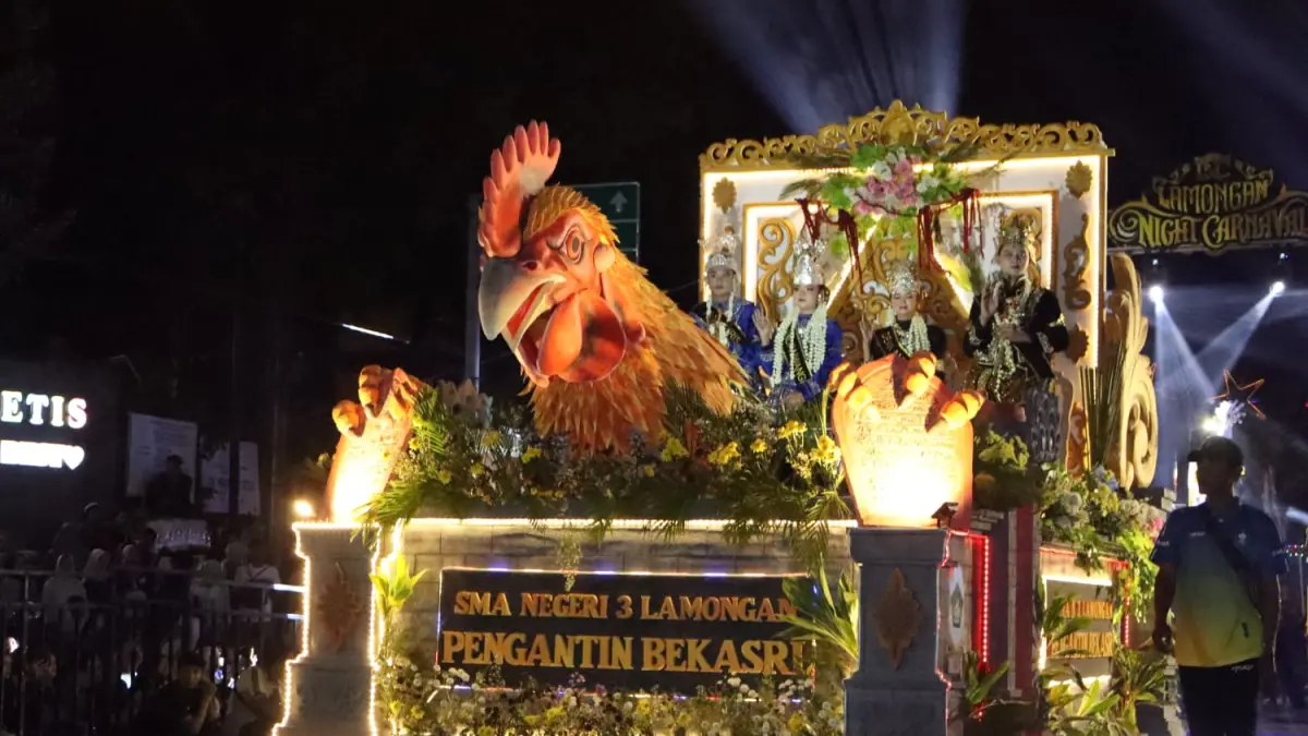 SMA Negeri 3 Lamongan turut memeriahkan Lamongan Night Carnival dengan mengangkat tema “Pengantin Bekasri, Tradisi Lamongan”. (AHMAD ASIP/RADAR LAMONGAN)