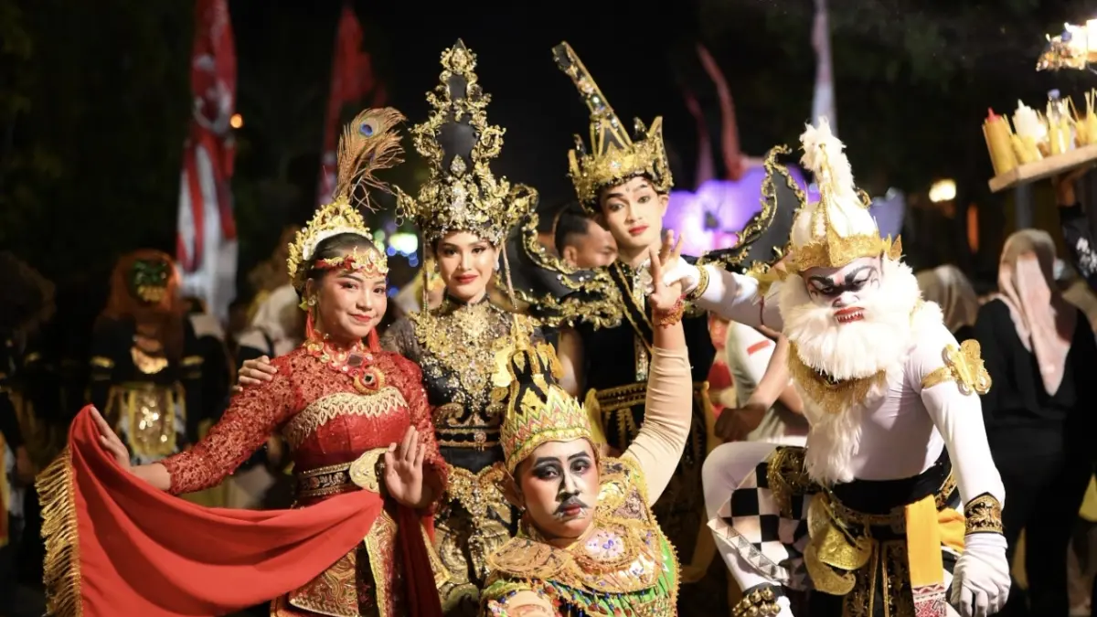 SMKN 1 Lamongan menghadirkan salah satu kisah legendaris pewayangan, Rama dan Shinta dalam Lamongan Night Carnival.  (AHMAD ASIP/RADAR LAMONGAN)