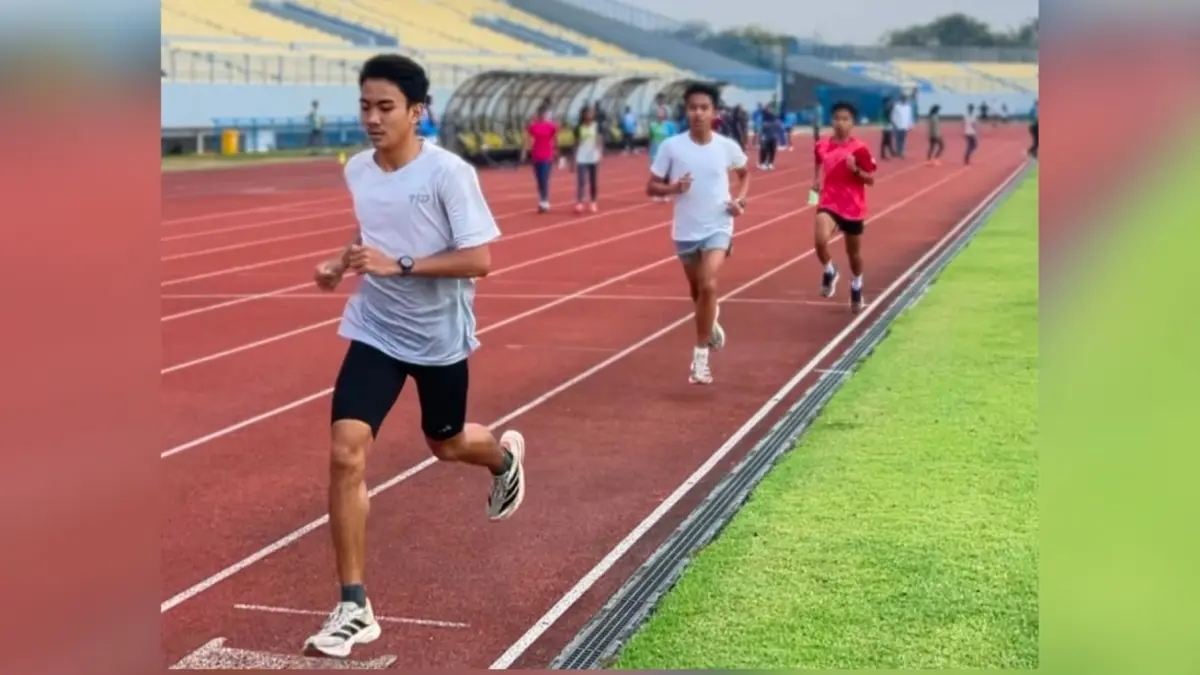 BERSIAP HADAPI POPDA: Pelari Lamongan berlatih di lintasan atletik.&nbsp;(Istimewa/Radar Lamongan)