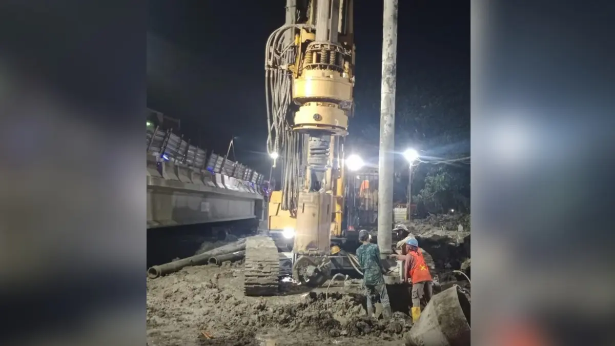 TERUS DIKEBUT: Alat berat yang digunakan untuk proses pemasangan bore pile di Jembatan Kesambi, Kecamatan Pucuk. (Gamal A/Radar Lamongan)