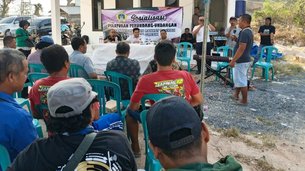 PAPARKAN REGULASI : Sosialisasi Peraturan Daerah (Perda) Nomor 9 tahun tahun 2020 tentang penyelenggaraan perhubungan darat. Dalam agenda itu, Ketua DPRD Kabupaten Gresik Syahrul Munir mengundang komunitas pengemudi truk serta pelaku UMKM pengolahan batu kapur/dolomit di kawasan galian c, Desa Gosari, Kecamatan Ujungpangkah. (Dok DPRD Kabupaten Gresik)