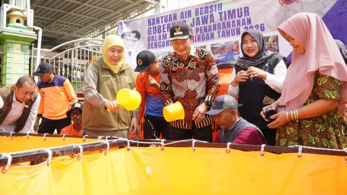 TURUN KE LOKASI KRISIS AIR BERSIH: Gubernur Jawa Timur, Khofifah Indar Parawansa, bersama Bupati Lamongan, Yuhronur Efendi, turun langsung menyerahkan bantuan air bersih dan sembako bagi masyarakat terdampak di Dusun Bulu, Desa/Kecamatan Mantup, kemarin (18/9).