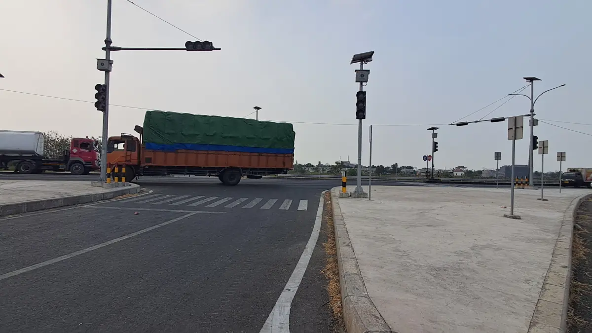 MASIH NUNGGU SERAH TERIMA: JLU direncanakan dapat membebaskan jalan kota Lamongan dari kendaraan besar. (Gamal A/Radar Lamongan)