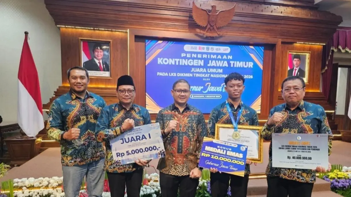 MEMBANGGAKAN: Achmad Bagus Nasyra berkalung medali yang diraihnya dari even LKS tingkat nasional. (Istimewa/Radar Lamongan)