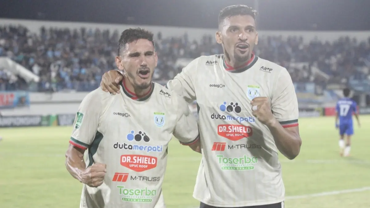 Juninho Cabral melakukan selebrasi usai mencetak gol ke gawang Persiba Balikpapan. (ACHMAD ASIP/RADAR LAMONGAN)